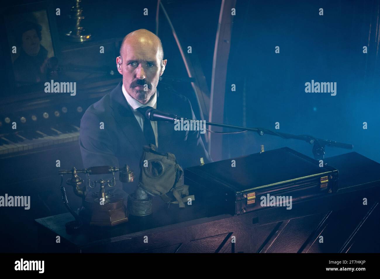 Trondheim, Norvège. 15 novembre 2023. Le groupe de rock norvégien Kaizers Orchestra donne un concert au Byscenen à Trondheim. Ici, le musicien Helge Risa est vu en direct sur scène. (Crédit photo : Gonzales photo/Alamy Live News Banque D'Images