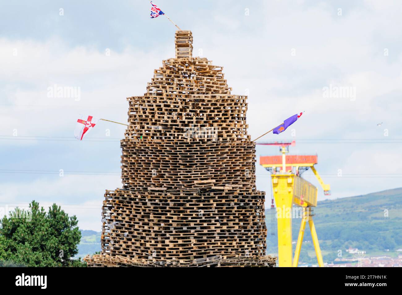 Grand feu de joie construit dans Ravenscroft Avenue pour les célébrations annuelles du 12 juillet. Banque D'Images