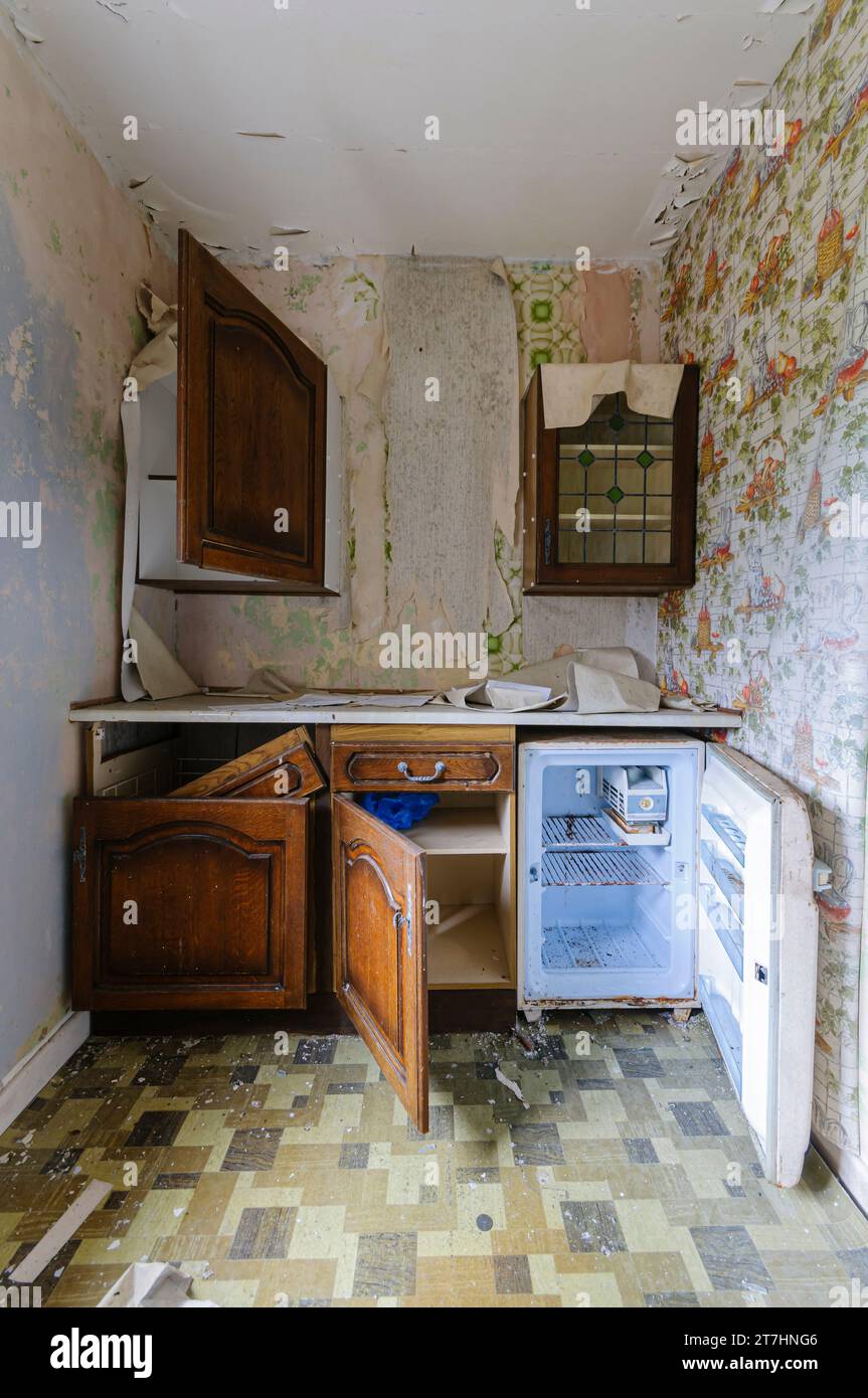 Très petite cuisine dans un cottage abandonné. Banque D'Images