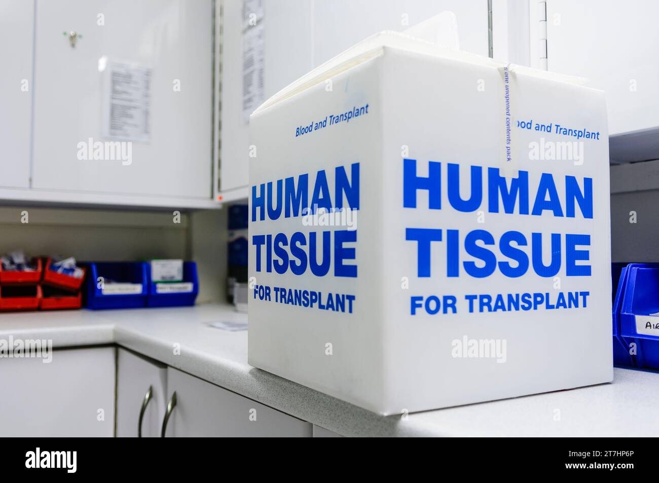 Boîte dans un hôpital disant "tissu humain pour transplantation" Banque D'Images