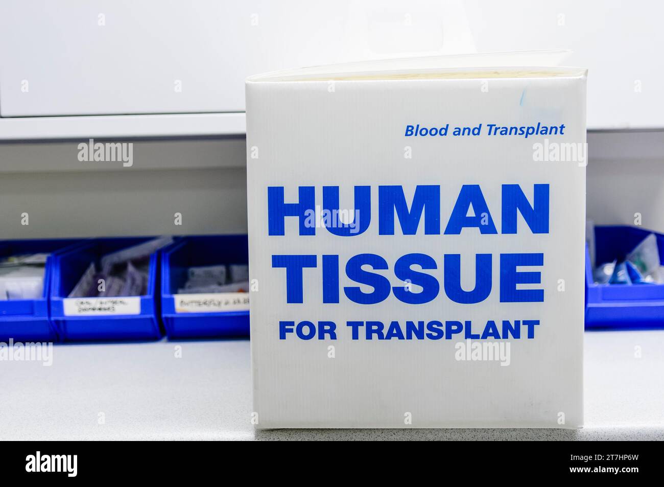 Boîte dans un hôpital disant "tissu humain pour transplantation" Banque D'Images
