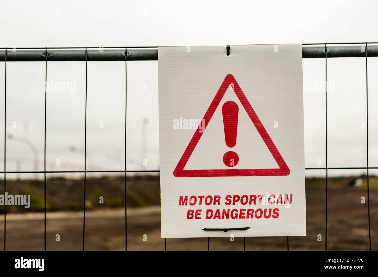 Inscrivez-vous à une piste de course pour aviser le public que le sport automobile peut être dangereux Banque D'Images