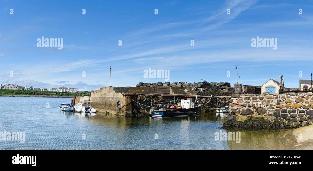 Bateaux de pêche dans le port de Portbalintrae Banque D'Images