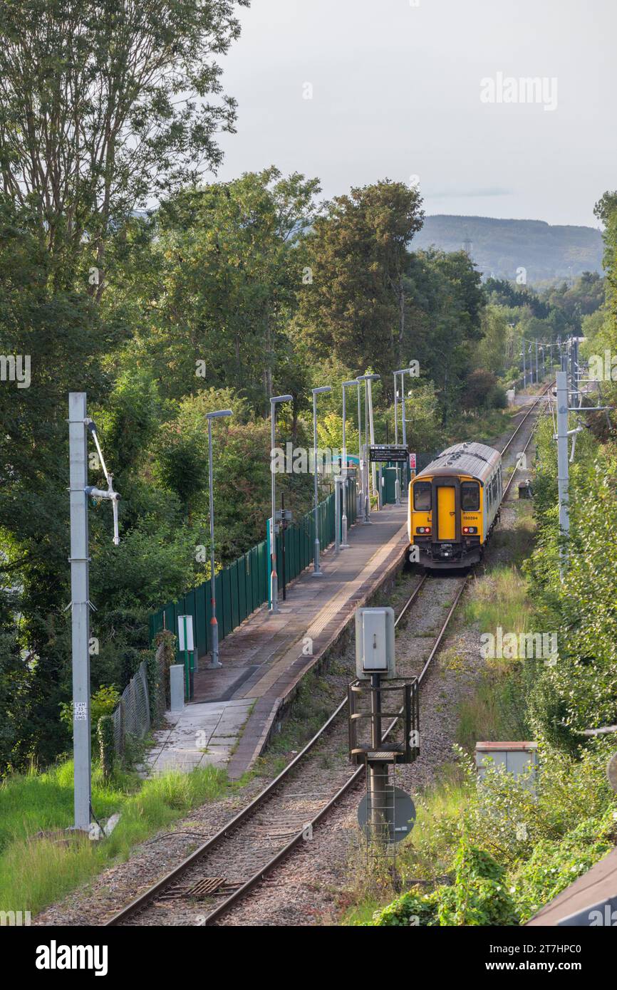 Transport pour le pays de Galles classe 150 train à unités multiples diesel à la petite plate-forme unique Troed - y - Rhiw gare, sud du pays de Galles, Royaume-Uni Banque D'Images