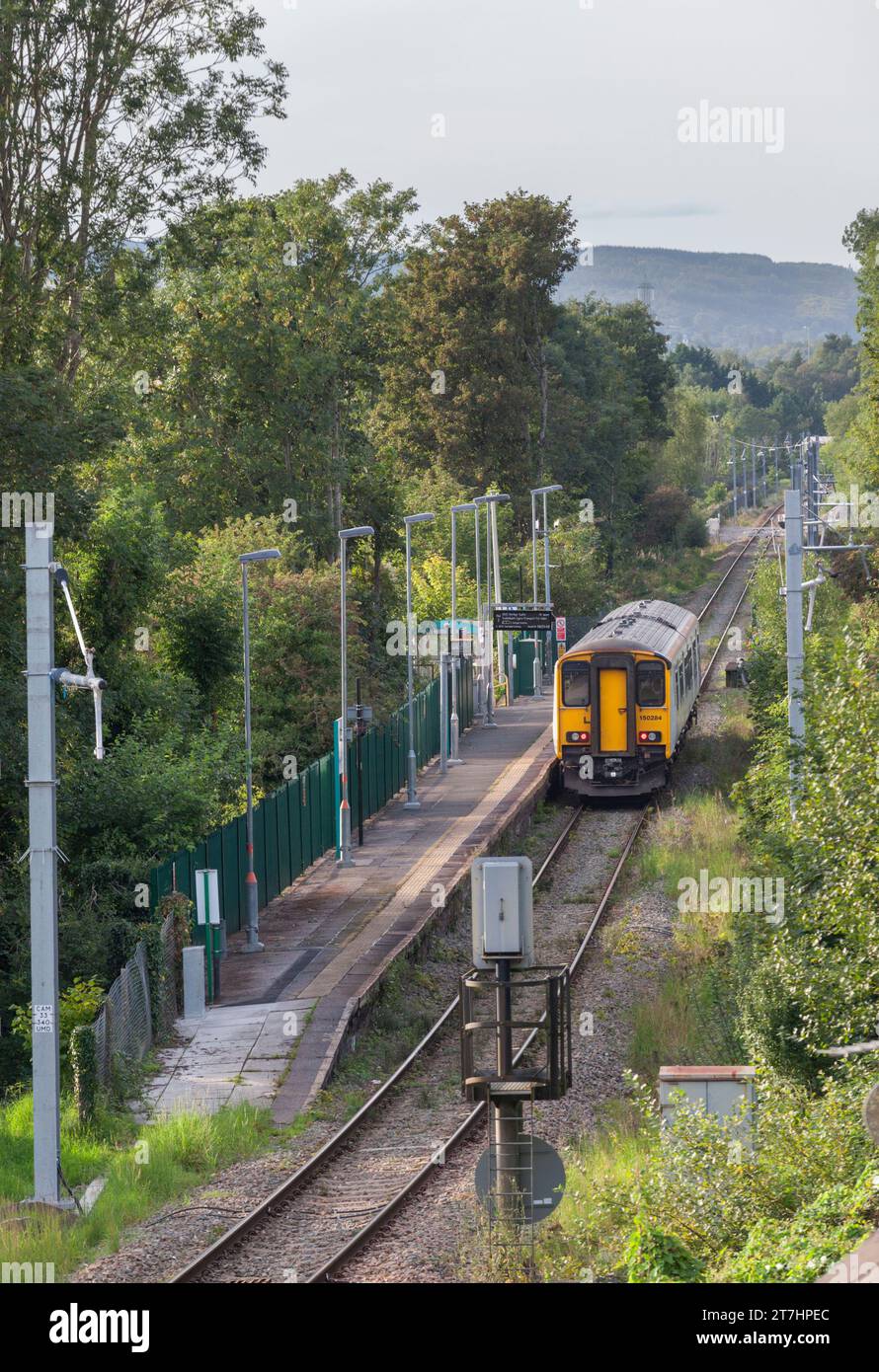 Transport pour le pays de Galles classe 150 train à unités multiples diesel à la petite plate-forme unique Troed - y - Rhiw gare, sud du pays de Galles, Royaume-Uni Banque D'Images