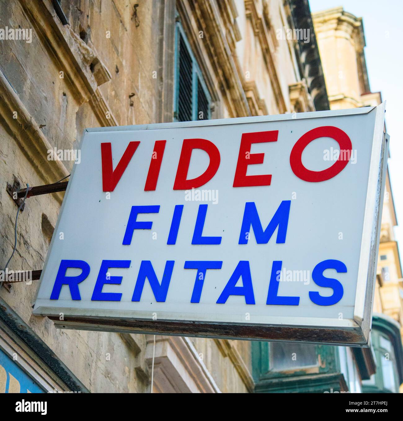 Signez à l'extérieur d'un magasin de location de vidéos, qui ont tous fermé suite à des sites de streaming Internet comme Netflix, Hulu, Disney+, Amazon Prime, Youtube Banque D'Images