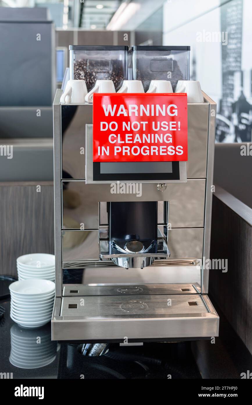 Machine à café hors service en raison d'un nettoyage de l'aéroport de l'hôtel business lounge. Banque D'Images