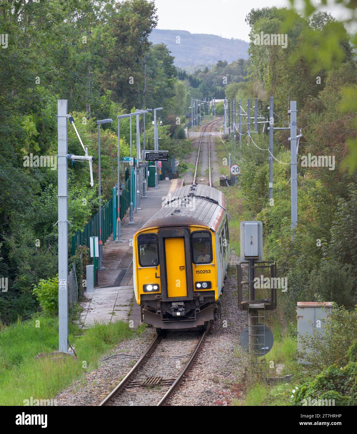 Transport pour le pays de Galles classe 150 train à unités multiples diesel à la petite plate-forme unique Troed - y - Rhiw gare, sud du pays de Galles, Royaume-Uni Banque D'Images