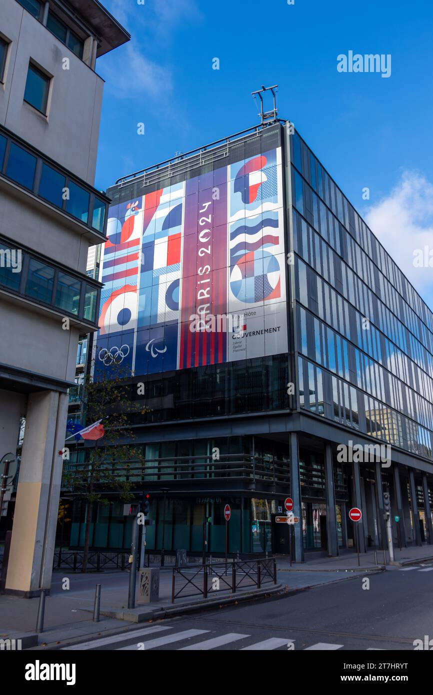 Vue extérieure du bâtiment abritant le ministère français des Sports et des Jeux Olympiques et Paralympiques décoré d'une fresque sur Paris 2024 Banque D'Images