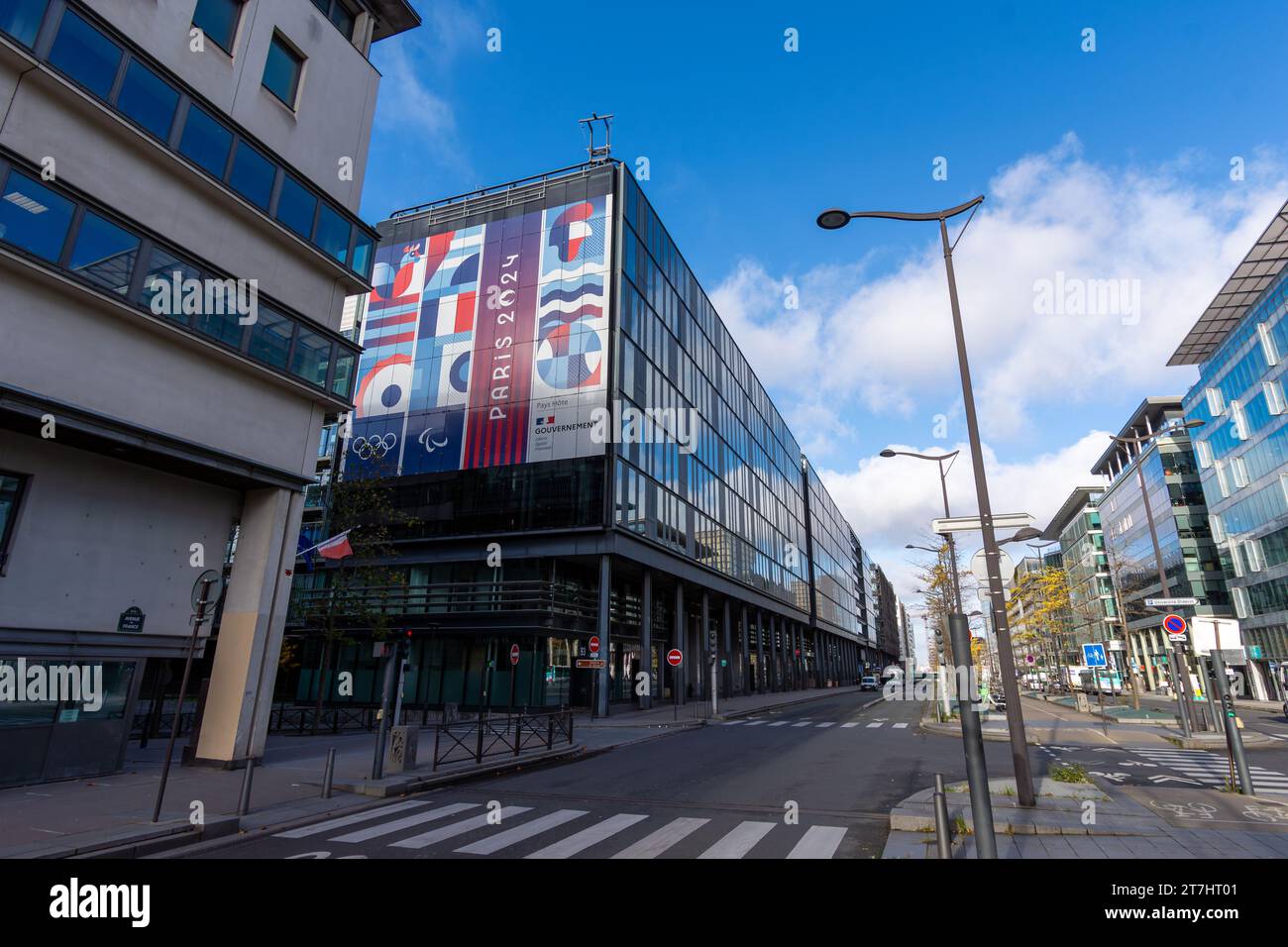 Vue extérieure du bâtiment abritant le ministère français des Sports et des Jeux Olympiques et Paralympiques décoré d'une fresque sur Paris 2024 Banque D'Images