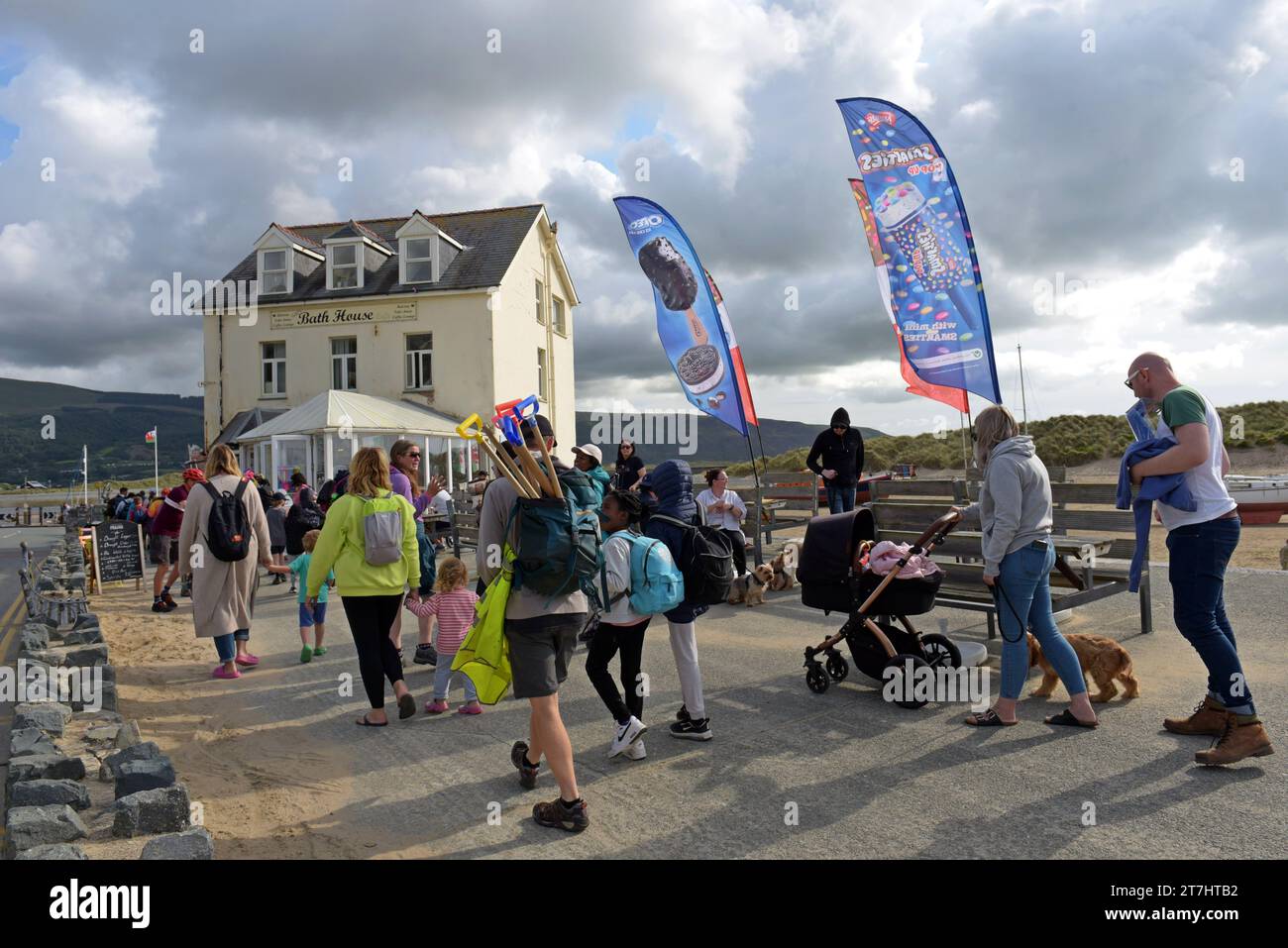 Personnes en vacances marchant le long du front de mer à Barmouth, sur la côte galloise, au nord du pays de Galles, août 2023 Banque D'Images