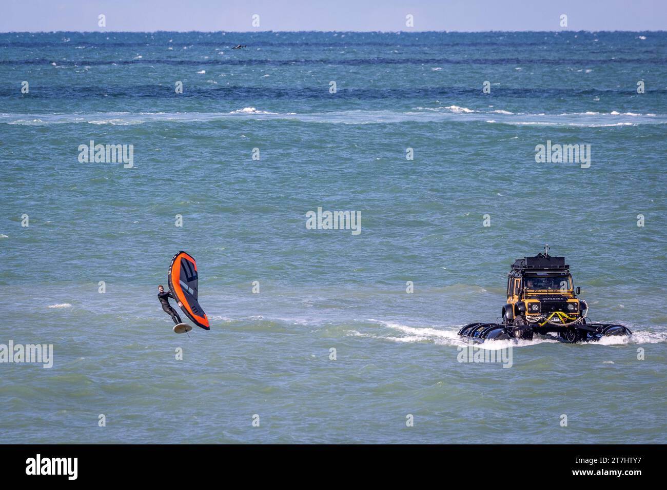 Traversée de la Manche par un véhicule amphibie, projet baptisé Defender X et pratiquant de Wingfoil, France, pas de Calais. Banque D'Images