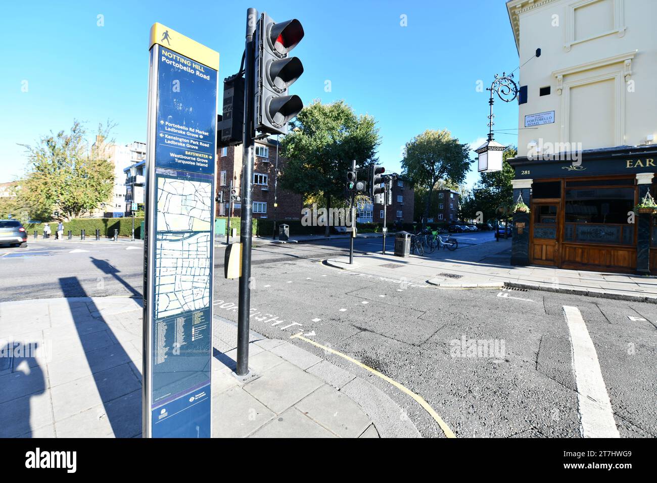 Portobello Road par un dimanche après-midi ensoleillé Banque D'Images