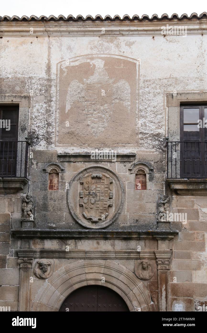 Caceres, Estrémadure, Espagne- 23 octobre 2023 : la façade du palais Ovando sur la place Santa Maria Banque D'Images