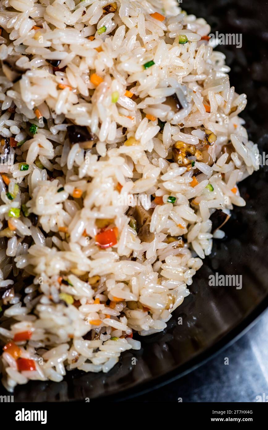 Une assiette de riz chaud à la vapeur et de légumes fraîchement cuits Banque D'Images