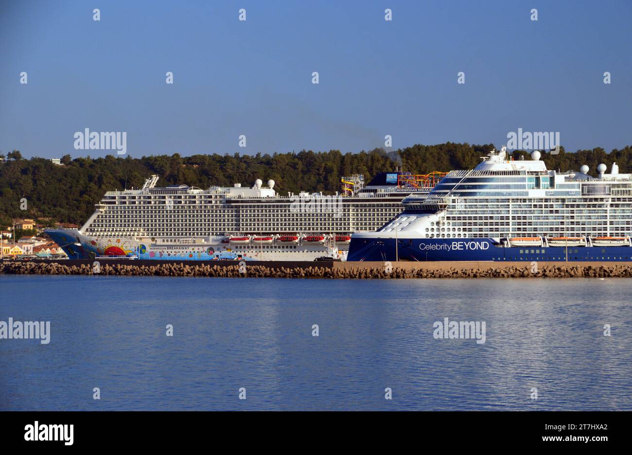 Norwegian Cruise Lines (NCL) Peter Max a peint Norwegian Breakaway and Celebrity Cruises « Celebrity Beyond » amarré dans le port de Katakolon. Banque D'Images