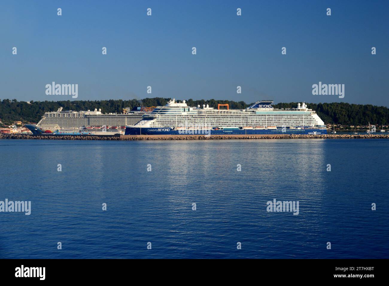 Norwegian Cruise Lines (NCL) Peter Max a peint Norwegian Breakaway and Celebrity Cruises « Celebrity Beyond » amarré dans le port de Katakolon. Banque D'Images