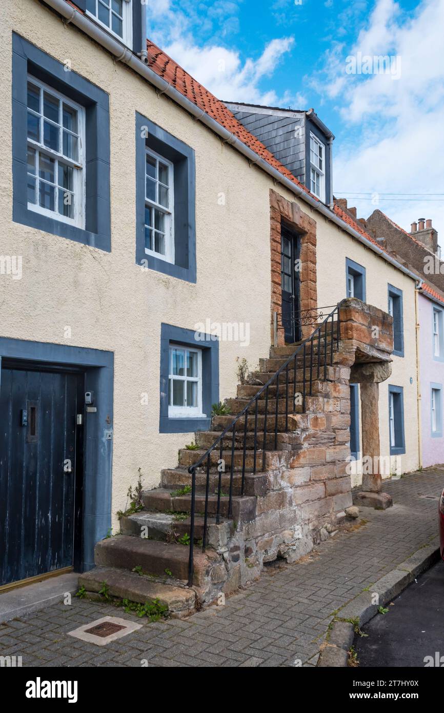 À l'extérieur des marches en pierre ou de la forêt au premier étage de la maison classée catégorie B du 18e siècle au 4 West Shore, St Monans dans l'East Neuk de Fife, en Écosse. Banque D'Images