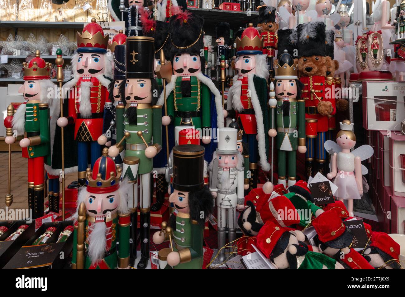 Présentation de figurines casse-noisettes pour cadeaux ou décorations de Noël, Beckworth Emporium, Mears Ashby, Northamptonshire, Royaume-Uni Banque D'Images