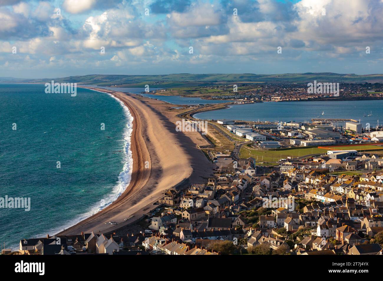 Chesil Beach & Portland Harbour from Ave, Weymouth & Isle of Portland, Dorset, Angleterre, Royaume-Uni Banque D'Images
