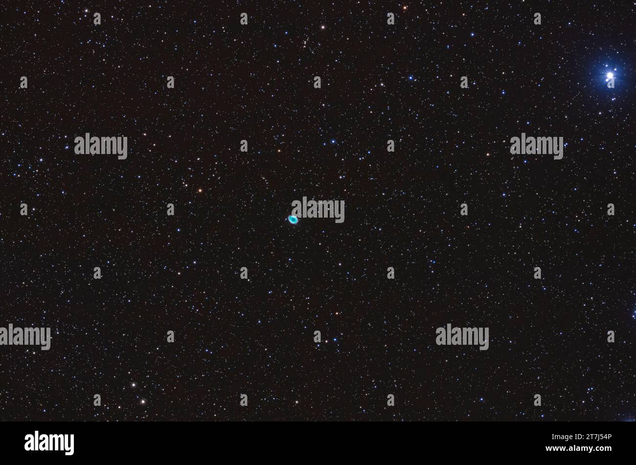 Messier 57, la nébuleuse de l'anneau, en Lyre, un superbe exemple de nébuleuse planétaire et l'un des objets les plus connus et les plus observés de sa catégorie. Ceci Banque D'Images