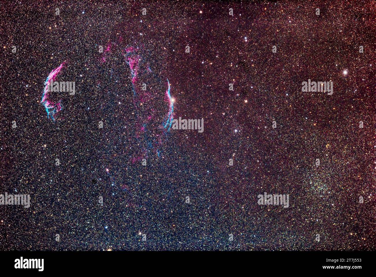 Les arcs et les branches de la supernova de la nébuleuse du voile restant à Cygne, encadrés avec l'amas d'étoiles ouvert NGC 6940 à Vulpecula en bas à droite. La zone est Banque D'Images