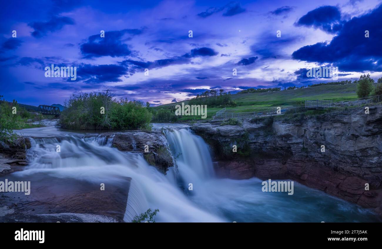 Vénus au crépuscule de la soirée au-dessus des chutes Lundbreck sur la rivière Crowsnest, près de Pincher Creek, en Alberta, le 28 mai 2023. Il s'agit d'un horizon en deux sections Banque D'Images