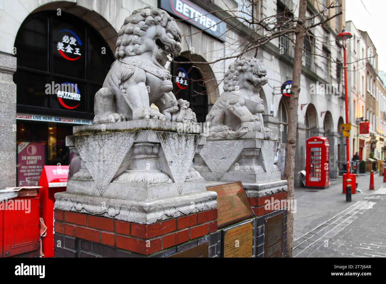 Londres, Angleterre - décembre 21 2012 : couple de lions de pierre au milieu de Gerrard Street, face à Macclesfield Street. Cet endroit connu sous le nom de Chinatown i. Banque D'Images