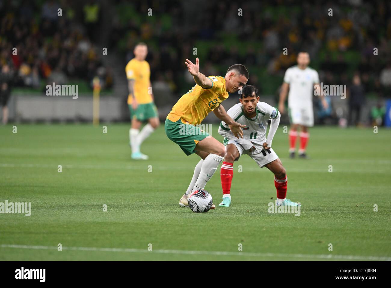 MELBOURNE, AUSTRALIE 16 novembre 2023. Photo : le défenseur australien Lewis Miller (20) (à gauche) affronte l’attaquant bangladais Foysal Ahmed Fahim (11) (à droite) lors de la coupe du monde FIFA 2026 AFC Asian Qualifiers R1 Australie contre Bangladesh au stade rectangulaire de Melbourne. Crédit : Karl Phillipson/Alamy Live News Banque D'Images