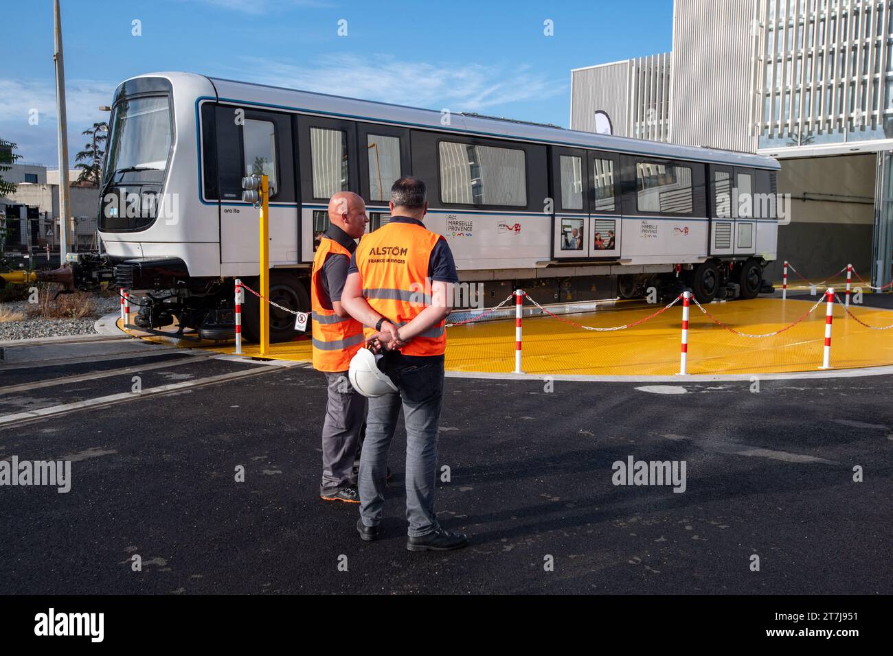 La photo du dossier datée du 28 juillet 2023 montre la première voiture fabriquée par Alstom et conçue par Ora Ito des futurs métros de Marseille à Marseille, en France. Mercredi 15 novembre, le Groupe a annoncé un résultat net de seulement 1 millions d’euros pour le premier semestre de son nouvel exercice (avril 2023 à mars 2024). La direction a annoncé deux changements majeurs. Tout d'abord, à l'issue de l'Assemblée générale de juillet 2024, Philippe Petitcolin, ancien Directeur général de Safran, deviendra Président et Henri Poupart-Lafarge, Directeur général. Le deuxième changement est une stratégie de réduction des coûts pour tourner aro Banque D'Images