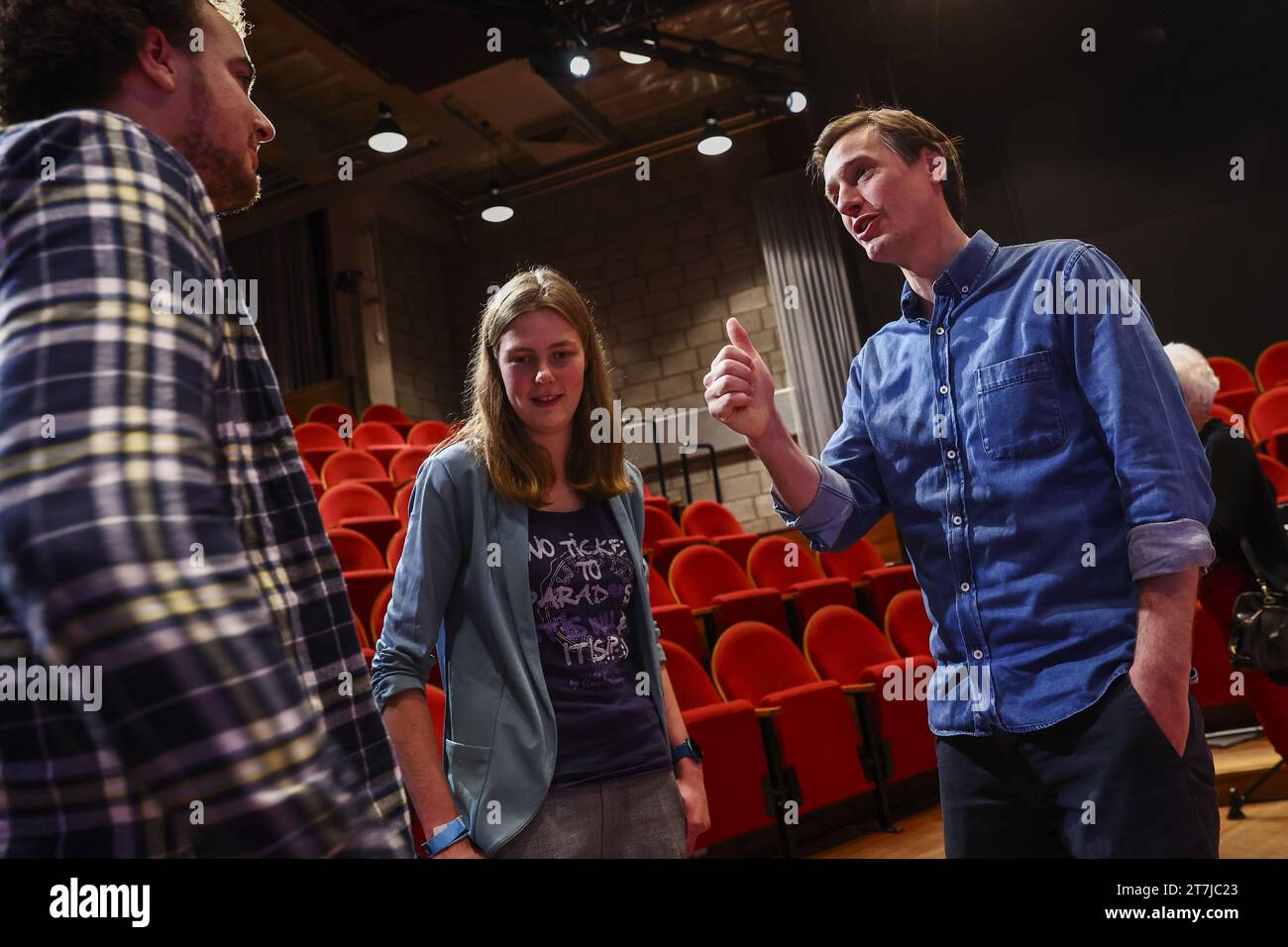 ENSCHEDE - le chef de faction VOLT Laurens Dassen parle aux étudiants après l'interview du chef du parti de Twentsche courant Tubantia. Dans la perspective des élections à la Chambre des représentants, le journal régional invite tous les chefs de parti de Torentje à Torentje. ANP VINCENT JANNINK netherlands Out - belgique Out Banque D'Images