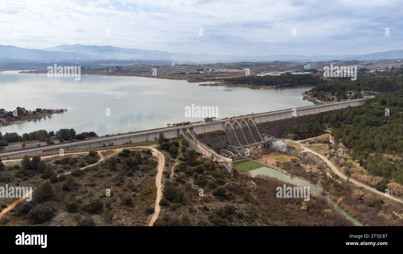 Prise de vue aérienne du barrage gravitaire pour l'irrigation et le confinement de l'eau à Bellus, dans la province de Valence, Espagne. Concept de génie civil Banque D'Images