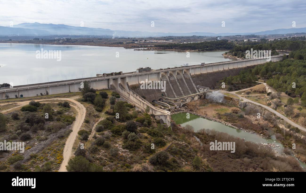 Prise de vue aérienne du barrage gravitaire pour l'irrigation et le confinement de l'eau à Bellus, dans la province de Valence, Espagne. Concept de génie civil Banque D'Images