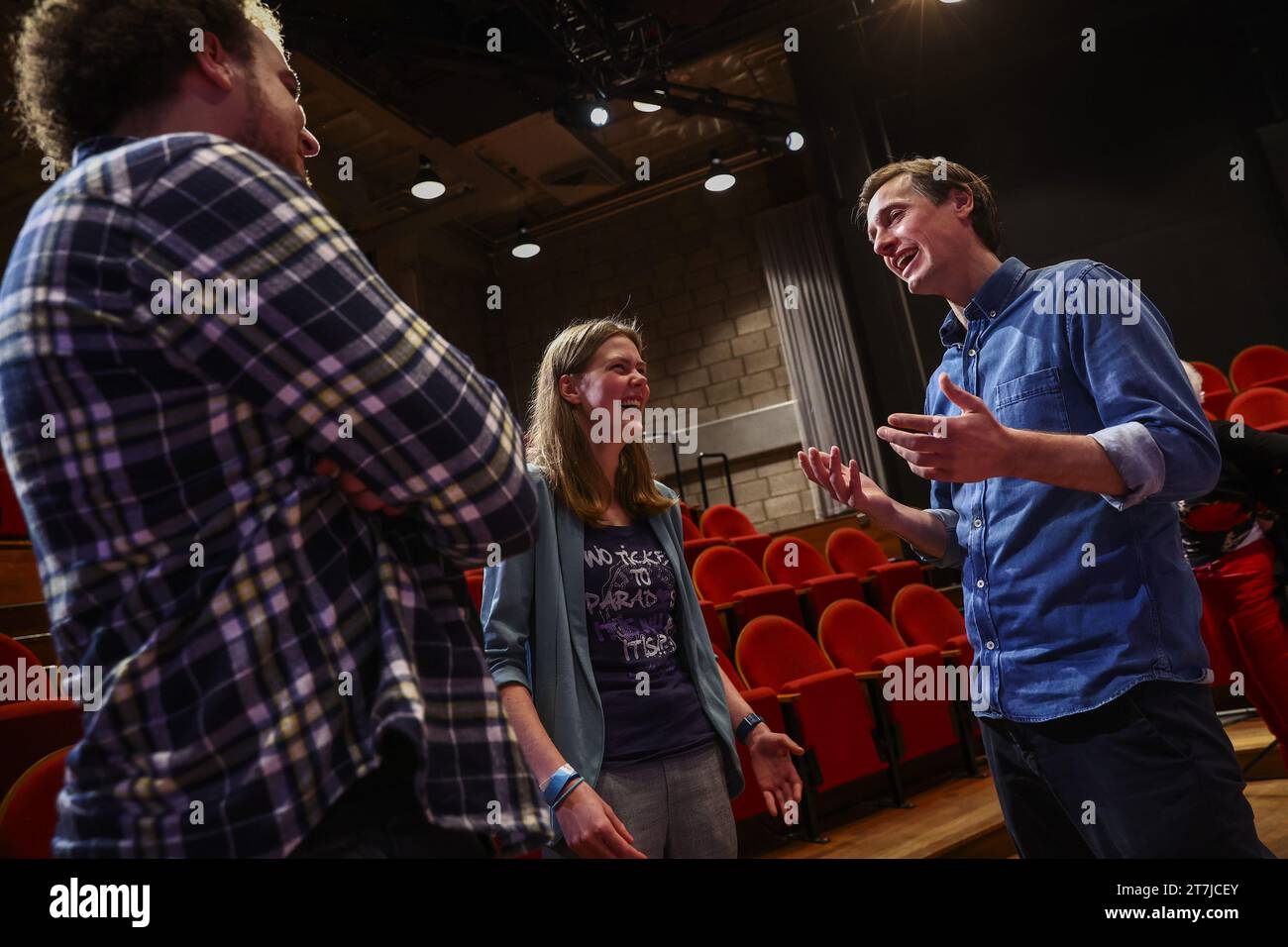 ENSCHEDE - le chef de faction VOLT Laurens Dassen parle aux étudiants après l'interview du chef du parti de Twentsche courant Tubantia. Dans la perspective des élections à la Chambre des représentants, le journal régional invite tous les chefs de parti de Torentje à Torentje. ANP VINCENT JANNINK netherlands Out - belgique Out Banque D'Images