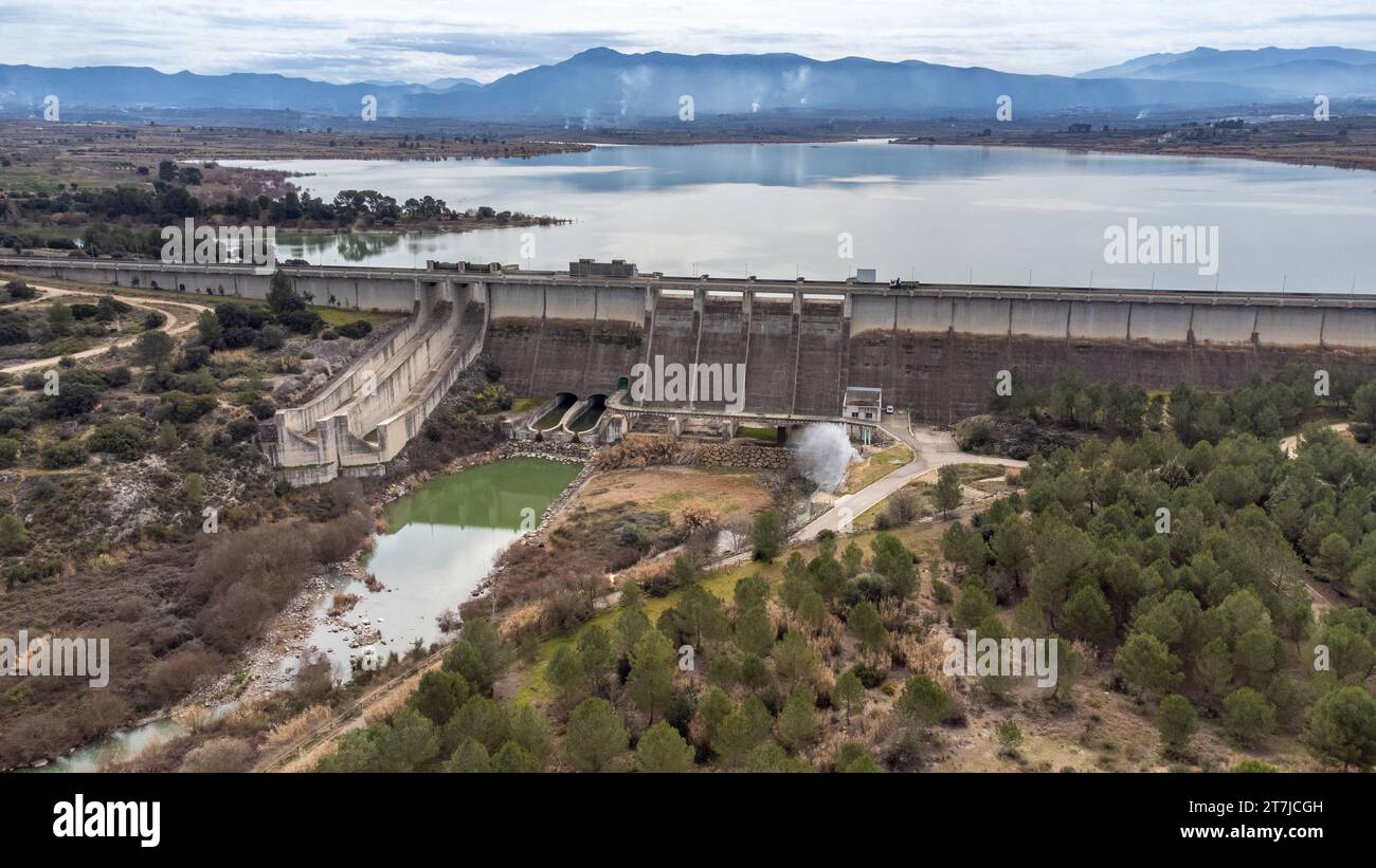 Vue de face d'un barrage gravitaire pour l'irrigation et le confinement de l'eau et du canal de secours à Bellus, dans la province de Valence, Espagne. Civil engineeri Banque D'Images