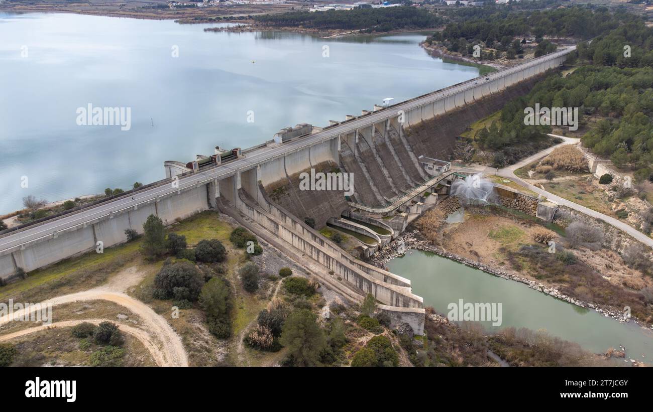 Vue drone du barrage gravitaire pour l'irrigation et le confinement de l'eau et lac réservoir à Bellus, dans la province de Valence, Espagne. Génie civil Banque D'Images
