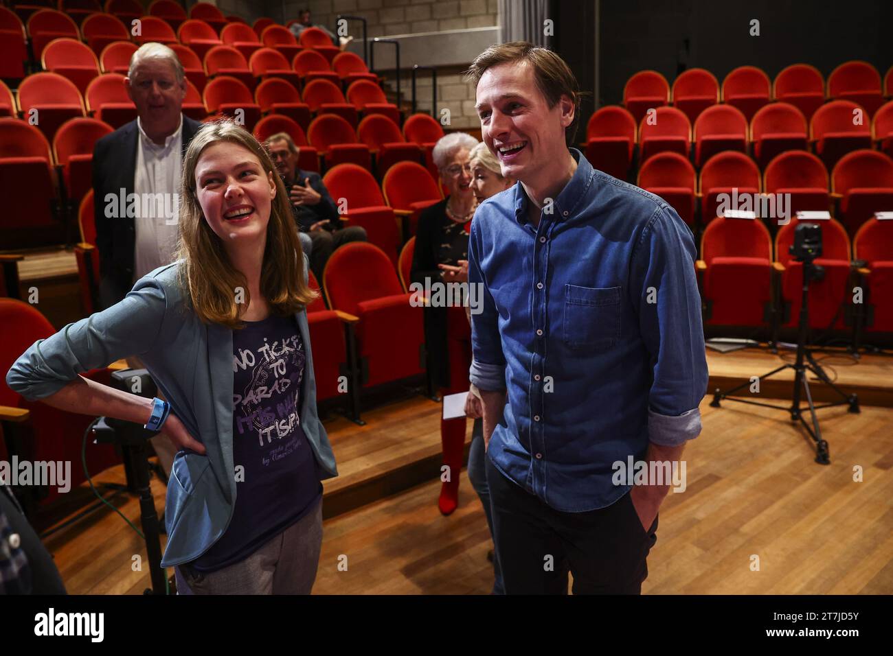 ENSCHEDE - le chef de faction VOLT Laurens Dassen parle aux étudiants après l'interview du chef du parti de Twentsche courant Tubantia. Dans la perspective des élections à la Chambre des représentants, le journal régional invite tous les chefs de parti de Torentje à Torentje. ANP VINCENT JANNINK netherlands Out - belgique Out Banque D'Images