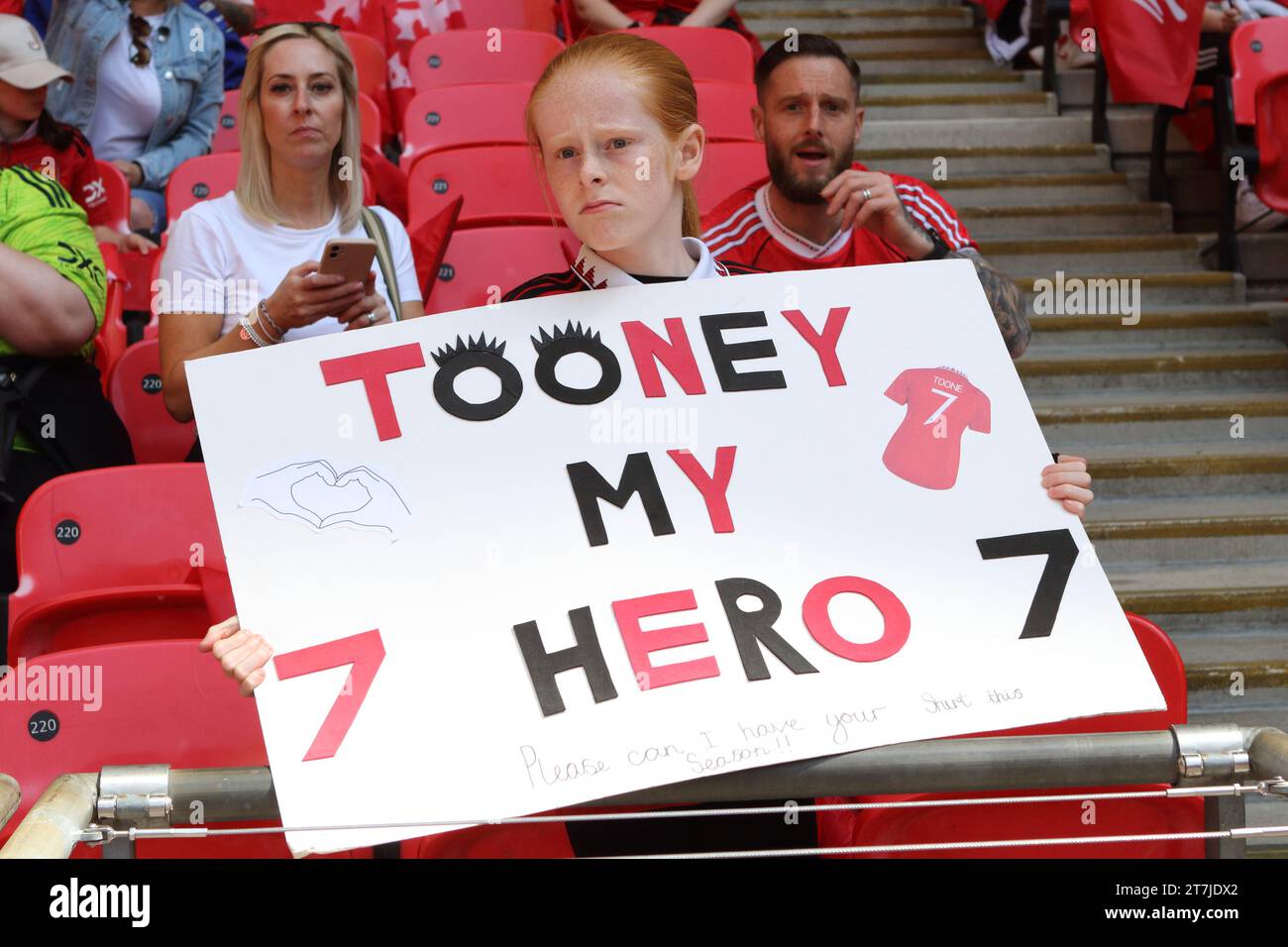 Une fan de Man Utd à la finale de la FA Cup féminine, tenant une pancarte maison sur Ella Toone, Chelsea Women FC contre Man Utd Women, Wembley Stadium, 14 mai 2023 Banque D'Images