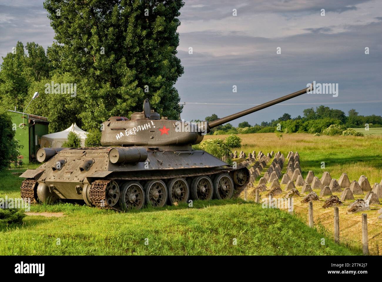 Char soviétique T-34, signe 'On to Berlin', dragons dents obstacles anti-char à Ostwall de la Seconde Guerre mondiale, Pniewy, Voïvodie de Lubuskie Pologne Banque D'Images