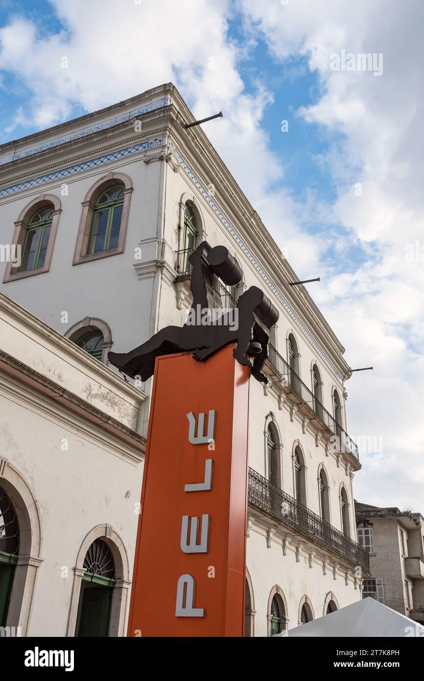 Musée Pelé, ville de Santos, Brésil. Totem devant la façade coloniale du musée dans le quartier de Valongo, au centre-ville. Banque D'Images