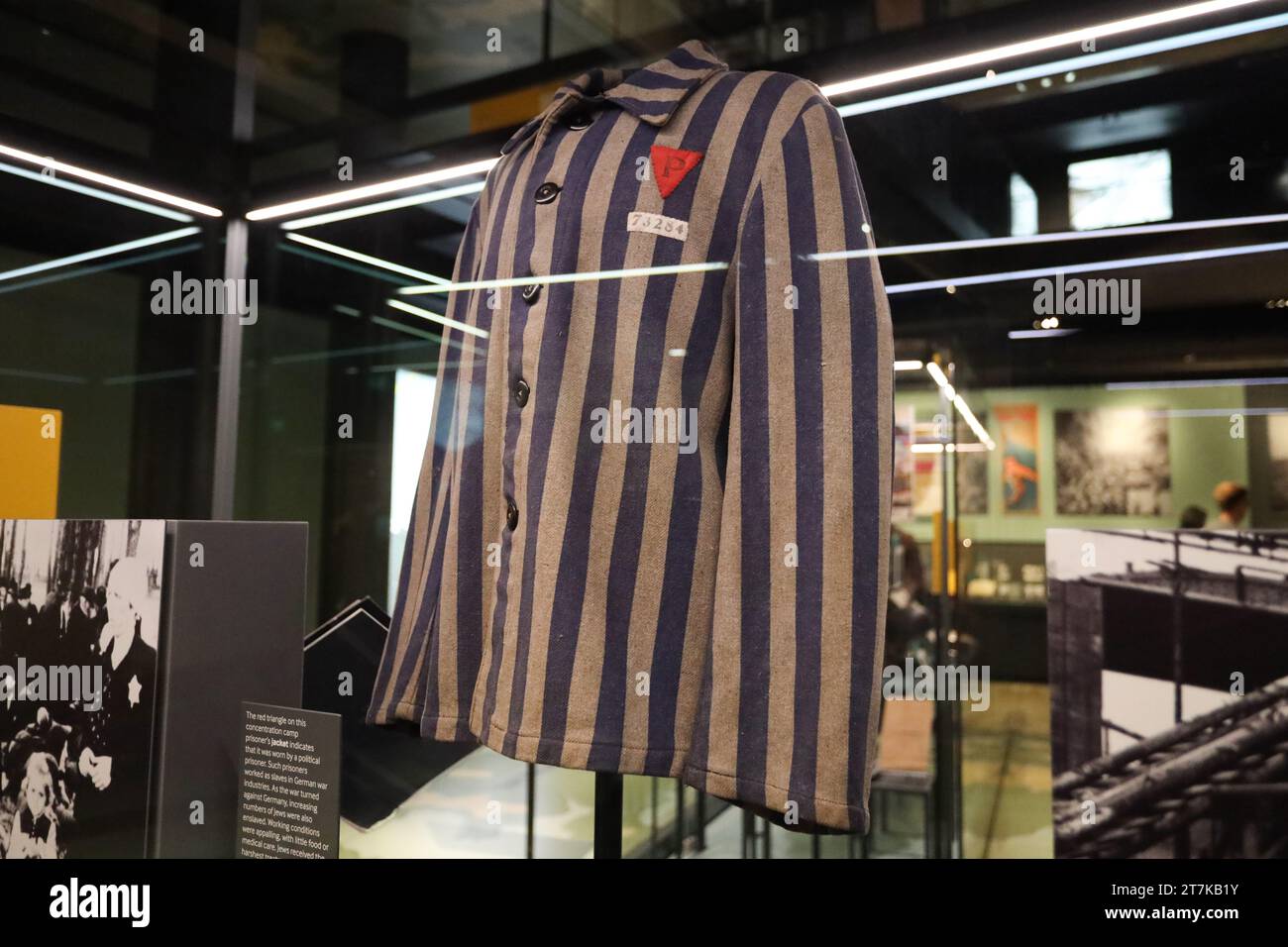 Veste de camp de concentration nazie avec triangle rouge indiquant que le porteur était un prisonnier politique à l'Imperial War Museum, Londres Banque D'Images