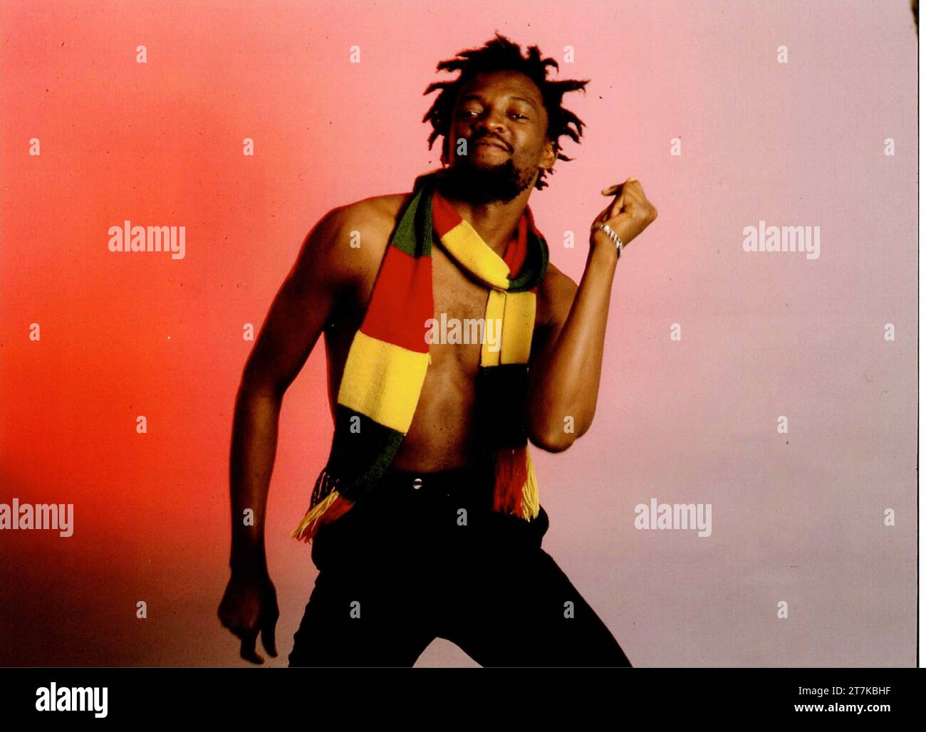 Portrait publicitaire en studio du chanteur sud-africain de Roots Reggae Lucky Dube, Yeoville, Gauteng Johannesburg, 1987. De la collection - musiciens sud-africains des années 1980 - Archives photographiques Don Minnaar Banque D'Images
