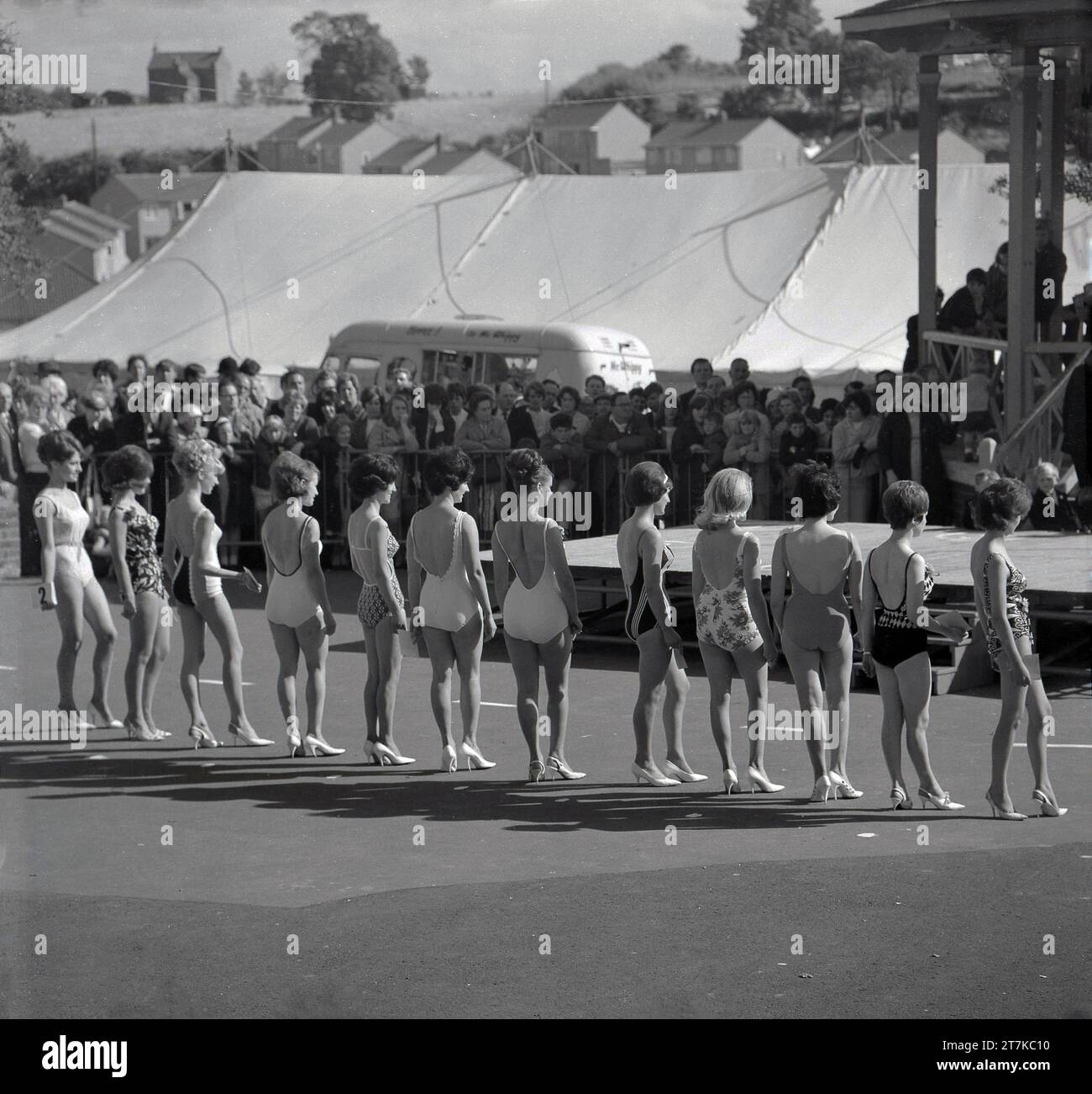 Années 1960, historiques, concurrentes féminines dans un line-up de compétition de reine de beauté dehors dans leurs maillots de bain, Angleterre, Royaume-Uni. Banque D'Images