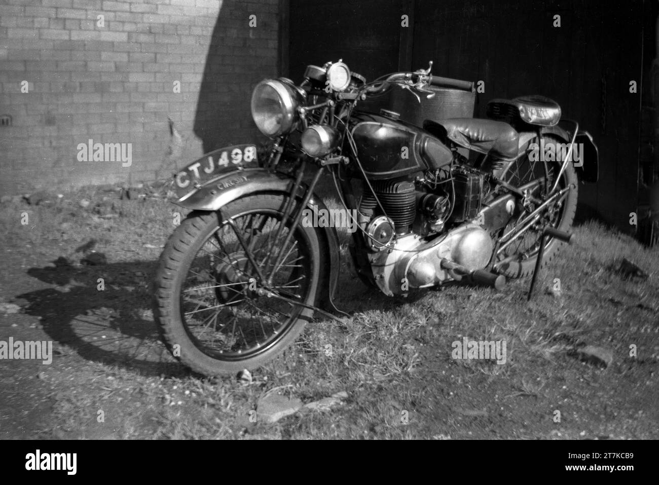 Années 1950, historique, une moto Sunbeam garée dans une cour, Oldham, Angleterre, Royaume-Uni. La première moto Sunbeam a été produite en 1912, connue sous le nom de «Gentleman's Motor Bicycle» était un produit de qualité. POS WW1, plusieurs nouveaux moteurs ont été fabriqués et il y a eu du succès dans les courses TT de l'île de Man. Apporté par Matchless (AMC) en 1936, ils ont ensuite été repris par BSA en 1943 et après-guerre ont vu deux nouveaux modèles, les S7 et S8 introduits librement basés sur les conceptions de la BMW R75. Banque D'Images