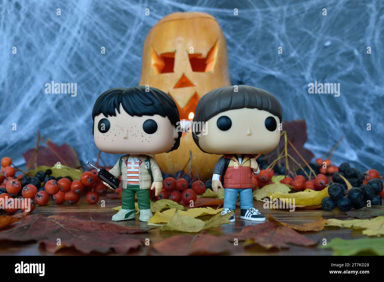 Funko Pop figurines d'action de Mike et Will de la série télévisée Stranger Things. Halloween, Jack o lanterne, toile d'araignée, feuilles d'automne, arbre rowan, effrayante. Banque D'Images