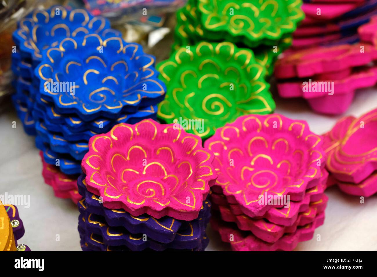 03 novembre 2023, Pune, Inde, un potier applique de la couleur sur des pots d'huile de faïence ou des diyas dans un atelier, avant le prochain festival Diwali, Banque D'Images