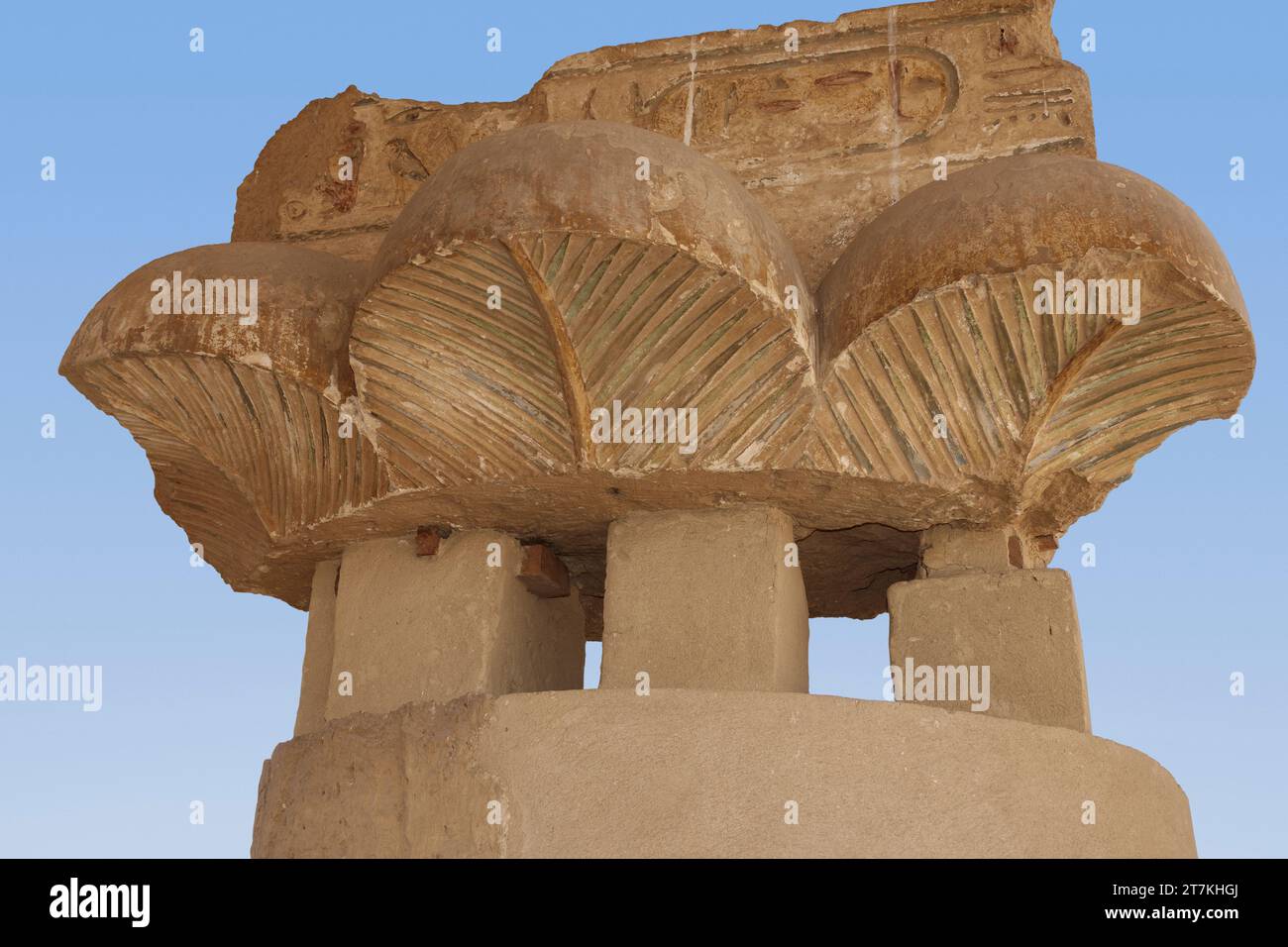 Gros plan de secours sur le capital de la colonne dans le temple de Ptoléméen à Athribis, également connu sous le nom de Wanina, près d'Akhmim, gouvernorat de Sohag, Moyen-Égypte Banque D'Images