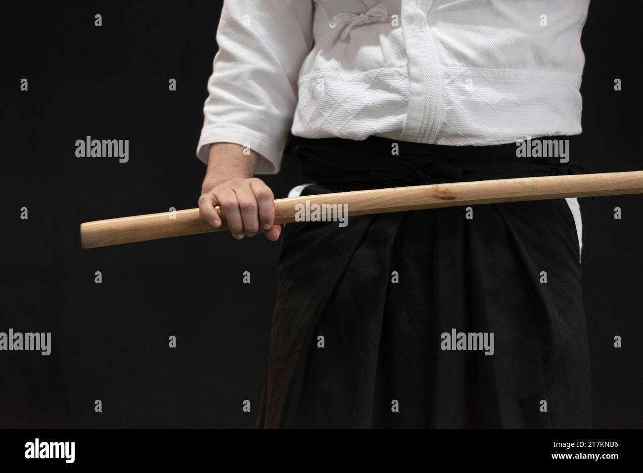 Personne en hakama noir avec épée en bois Bokken Banque D'Images