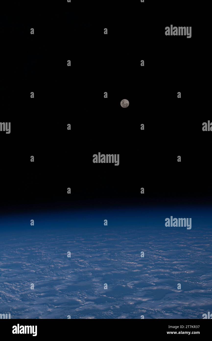 ISS - 28 octobre 2023 - la pleine Lune est photographiée depuis la Station spatiale internationale alors qu'elle orbitait à 271 kilomètres au-dessus d'un demi-océan Indien nuageux Banque D'Images