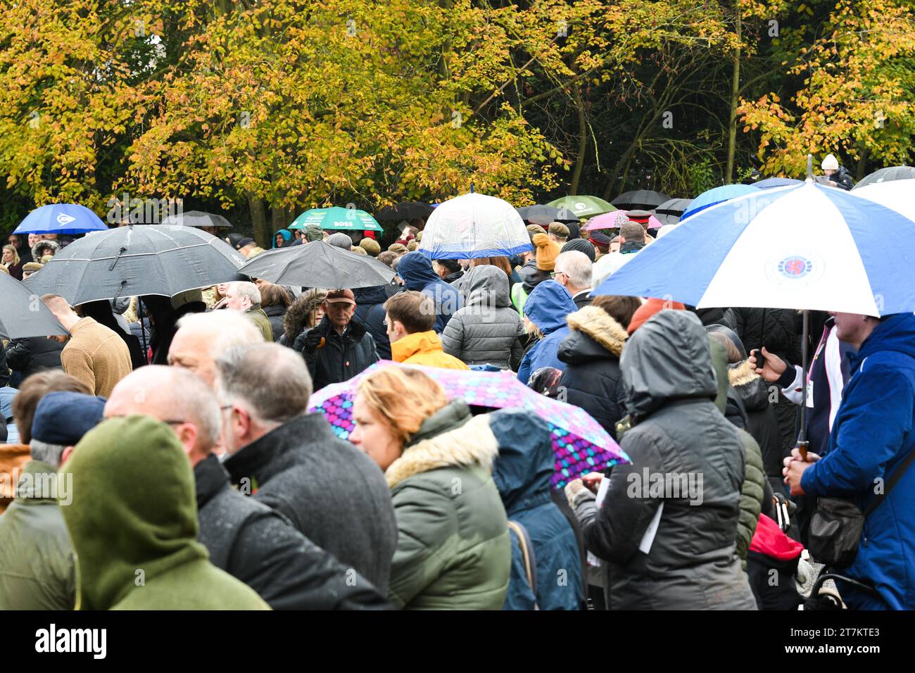 des gens debout sous la pluie à l'événement du jour du souvenir à loughborough Banque D'Images